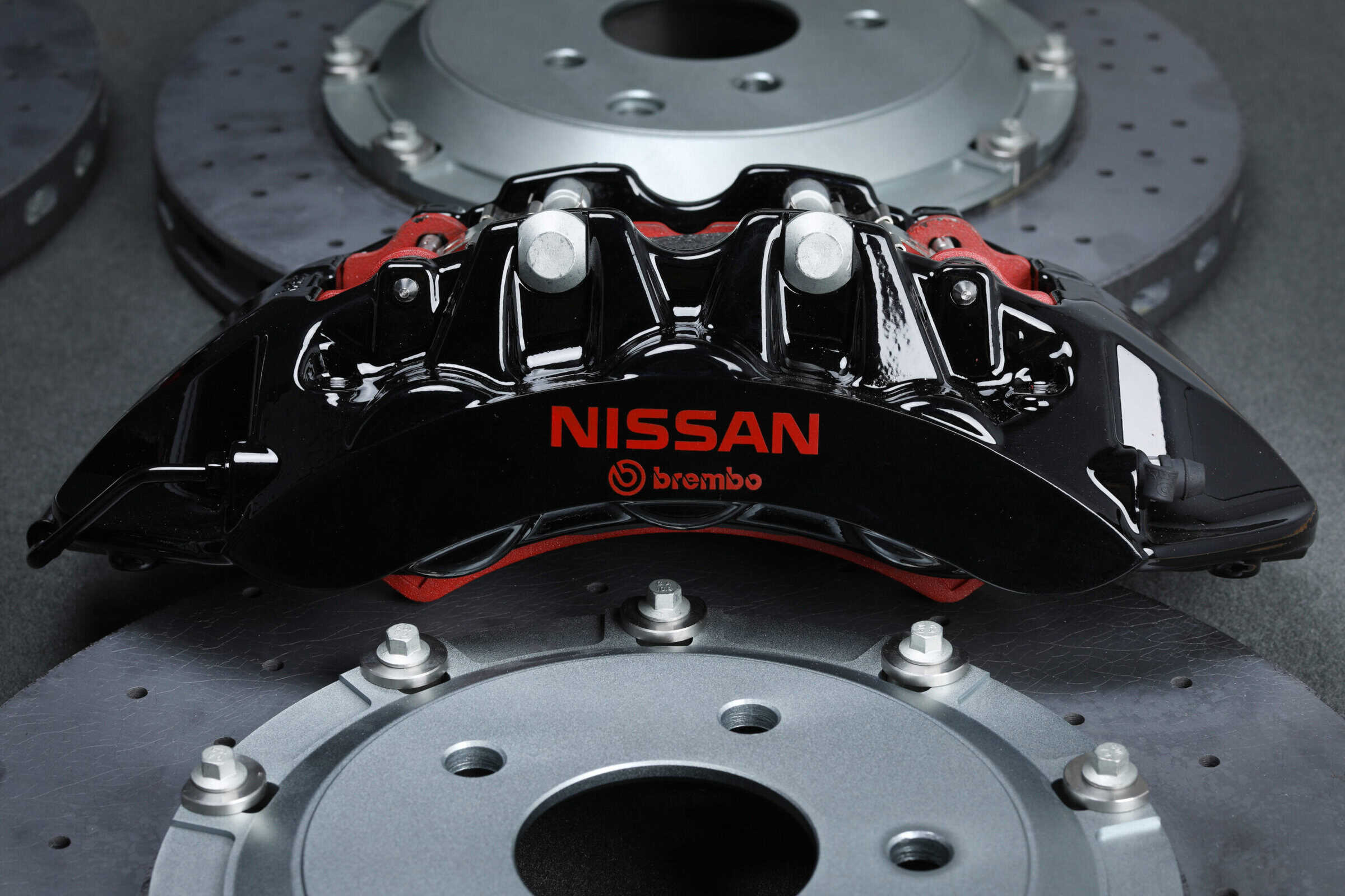 R35 GTR Carbon Ceramic Brake Kit – Skyline R32-R34 | Black with Black Hat - Image 2